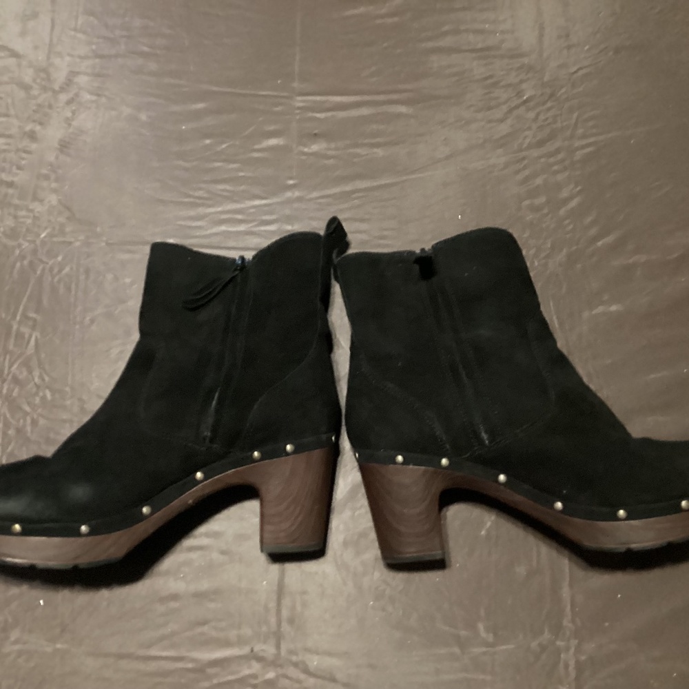 Clarks size 9.5 in black suede